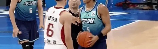 开云体育APP-杰克逊与于米提身体碰撞后发生小摩擦，双方领到技术犯规