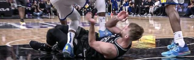 开云体育网址-这是NBA还是WWE？格林狠踹小萨 勇士输球输人