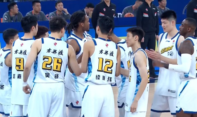 开云体育下载-CBA疯狂一夜：上海18连胜，广东+北京造惨案，广厦逆转，排名如下
